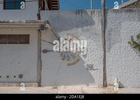 graffiti, arte di strada su una parete casa nel villaggio di Holbox, Messico Foto Stock