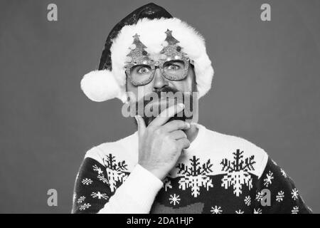 Santa ha bisogno di buoni barba. Hipster toccare barba in stile di festa. Uomo Barbuto con lunghi baffi e barba. Stile barba per santa claus look. Mens toelettatura. Barbiere. Foto Stock