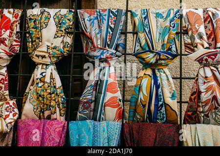 Pila di bright multi-colore di pezzi di tessuto in un bazar Foto Stock