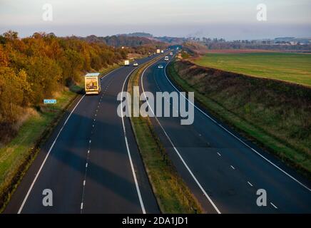Vista della A1 a doppia carreggiata al tramonto con traffico, East Lothian, Scotland., UK Foto Stock