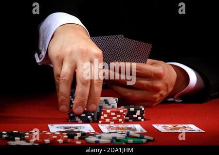 Primo piano di mani maschili che giocano a poker Foto Stock