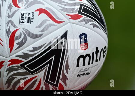 Hampton, Regno Unito. 8 novembre 2020. LONDRA, INGHILTERRA. 8 NOVEMBRE fa Cup palla prima della fa Cup partita tra Hampton & Richmond Borough e Oldham Athletic al Beveree Stadium, Hampton domenica 8 novembre 2020. (Credit: Eddie Garvey | MI News) Credit: MI News & Sport /Alamy Live News Foto Stock