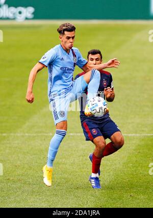 Chicago, USA, 08 novembre 2020. Major League Soccer (MLS) New York City FC centrocampista Jesús Medina (19) gestisce la palla contro il Chicago Fire FC al Soldier Field di Chicago, Illinois, USA. New York ha vinto 4-3. Credit: Tony Gadomski / All Sport Imaging / Alamy Live News Foto Stock