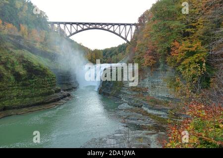 LETCHWORTH STATE PARK, NY – 17 OTT 2020- Vista del famoso ponte Genesee Arch nel Letchworth state Park di Castiglia, New York, durante la stagione delle foglie Foto Stock