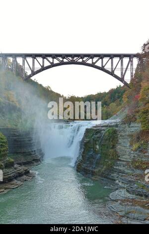 LETCHWORTH STATE PARK, NY – 17 OTT 2020- Vista del famoso ponte Genesee Arch nel Letchworth state Park di Castiglia, New York, durante la stagione delle foglie Foto Stock