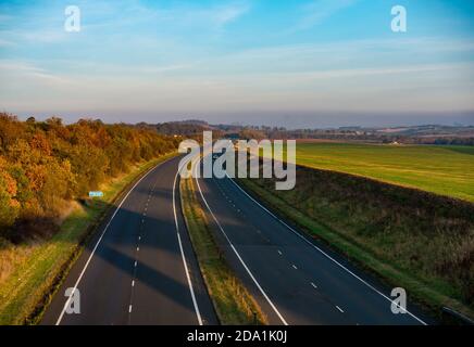 Vista della A1 a doppia carreggiata vuota al tramonto, East Lothian, Scozia., Regno Unito Foto Stock