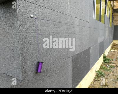 Isolamento termico con polistirene grafite sulla parete della casa in il cantiere Foto Stock