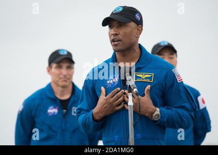 L'astronauta della NASA Victor Glover, parla ai membri dei media dopo essere arrivati da Houston al Launch and Landing Facility presso il Kennedy Space Center della NASA con i compagni astronauti della NASA Mike Hopkins e Shannon Walker e l'astronauta della Japan Aerospace Exploration Agency (JAXA) Soichi Noguchi, in vista della missione SpaceX Crew-1, L'8 novembre 2020, in Florida. La missione SpaceX Crew-1 della NASA è la prima missione operativa della navicella spaziale SpaceX Crew Dragon e del razzo Falcon 9 alla Stazione spaziale Internazionale come parte del programma Commercial Crew dell'agenzia. Hopkins, Glover, Walker e Noguchi sono sc Foto Stock