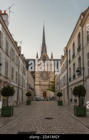 Cathédrale Sainte-Croix d'Orléans alla fine di Rue Pothier, Orléans, Francia Foto Stock