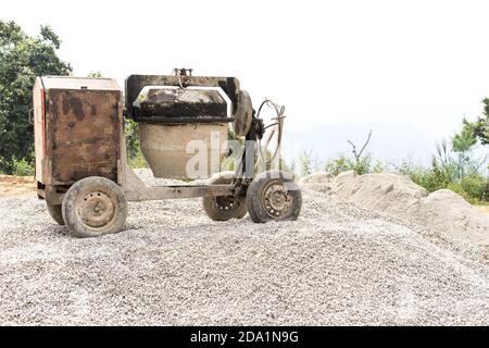vecchio miscelatore arrugginito di calcestruzzo su un luogo di costruzione Foto Stock