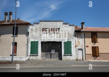 Vecchio garage Renault sulla Route du Comminges, Francia Foto Stock