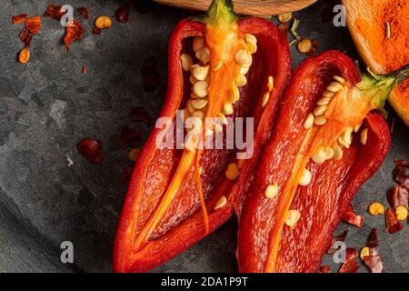 Peperoni e spezie sulla padella Foto Stock