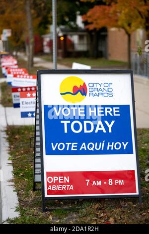 Grand Rapids, Michigan, 3 novembre 2020: Un cartello 'Vota qui oggi' fuori da una stazione di voto il giorno delle elezioni. Foto Stock