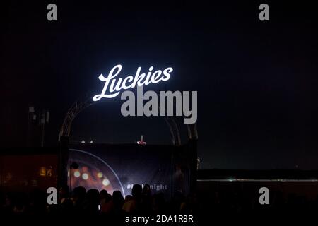 BELGRADO, SERBIA - 17 AGOSTO 2019: Lucky, il nome vintage del logo Lucky Strike davanti al loro rivenditore a belgrado. Lucky Strike è un america Foto Stock