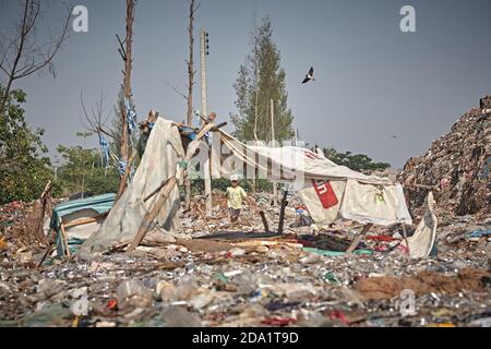 Mae Sot, Thailandia. Aprile 2012. I bambini rifugiati dal Myanmar in una baraccopoli alla discarica della spazzatura. Foto Stock