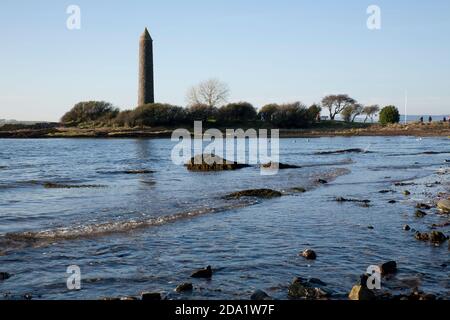 Il monumento 'Pencil' che commemora la Battaglia di Largs, che si trova a poco più di 1.6 km a sud del centro di Largs. Foto Stock