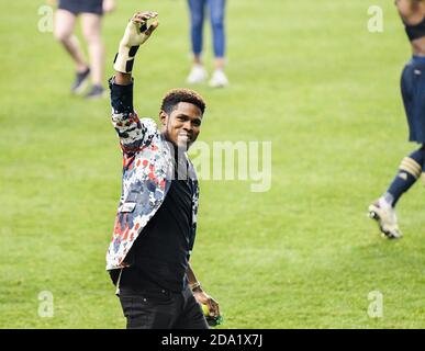 Chester, Pennsylvania, Stati Uniti. 8 Nov 2020. 8 novembre 2020 - USA -Philadelphia Union goalie ANDRE BLAKE, ondeggia ai tifosi mentre celebra la vittoria DELLO SCUDO DEI TIFOSI del 2020 al Subaru Park Credit: Ricky Fitchett/ZUMA Wire/Alamy Live News Foto Stock