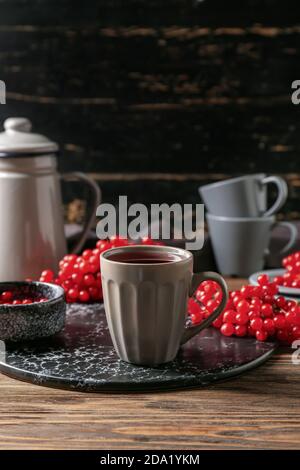 Tazza di sano tè viburnum sul tavolo Foto Stock