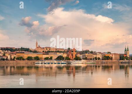 Paesaggio del lato Buda di Budapest al tramonto Foto Stock