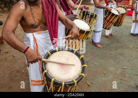 Gli uomini indiani suonano la Chenda tradizionale batteria a percussione in Kerala, India Foto Stock