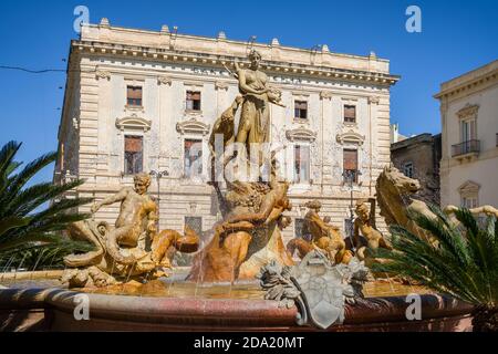 Fontana di Diana sulla piazza Archimede nel centro storico di Siracusa in Sicilia Foto Stock