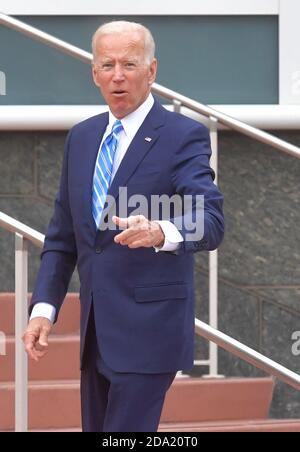 MIAMI, FLORIDA - GIUGNO 27: (COPERTURA ESCLUSIVA) l'ex Vice Presidente Joe Biden sembra essere un grande umore con un po' di primavera nel suo passo, quando entra nell'ingresso della porta posteriore prima del dibattito sulla seconda notte del primo dibattito presidenziale democratico del 2020. Un campo di 20 candidati democratici alla presidenza è stato suddiviso in due gruppi di 10 per il primo dibattito delle elezioni del 2020, che si è svolto per due notti presso la sala concerti Knight del Centro Adrienne Arsht per le arti dello spettacolo della contea di Miami-Dade il 27 giugno 2019 a Miami, Florida persone: Joe Biden credito: hoo-me.com/MediaPu Foto Stock