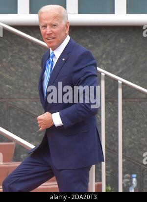 MIAMI, FLORIDA - GIUGNO 27: (COPERTURA ESCLUSIVA) l'ex Vice Presidente Joe Biden sembra essere un grande umore con un po' di primavera nel suo passo, quando entra nell'ingresso della porta posteriore prima del dibattito sulla seconda notte del primo dibattito presidenziale democratico del 2020. Un campo di 20 candidati democratici alla presidenza è stato suddiviso in due gruppi di 10 per il primo dibattito delle elezioni del 2020, che si è svolto per due notti presso la sala concerti Knight del Centro Adrienne Arsht per le arti dello spettacolo della contea di Miami-Dade il 27 giugno 2019 a Miami, Florida persone: Joe Biden credito: hoo-me.com/MediaPu Foto Stock