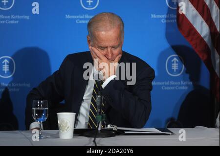 NEW YORK, NY - MAGGIO 26: Il vice presidente Joe Biden partecipa ad una tavola rotonda sul cancro al Memorial Sloan Kettering a New York. Lo scorso anno il vicepresidente Biden ha chiesto un 'colpo di pistola' per curare il cancro, e il presidente Barack Obama gli ha chiesto di guidarlo a gennaio. Prevede di aumentare le risorse pubbliche e private per combattere il cancro; E per abbattere 'silos' di ricerca e 'portare tutti i combattenti del cancro insieme', con l'obiettivo di fare un decennio di progressi nei prossimi cinque anni a Memorial Sloan Kettering il 26 maggio 2016 a New York City People: Vice President Joe Biden Credit: Foto Stock