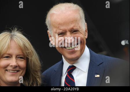 WEST POINT, NY - MAGGIO 21: Il vice presidente Joe Biden consegna il discorso di inizio alla cerimonia di laurea di West Point. I cadetti gettano i loro cappelli nell'aria alla conclusione della cerimonia di laurea all'accademia militare degli Stati Uniti a West Point il 21 maggio 2016 a West Point, New York. Persone: Joe Biden, Jill Biden credito: hoo-me.com/MediaPunch Foto Stock