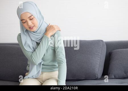 Donna musulmana che si sente malata Foto Stock