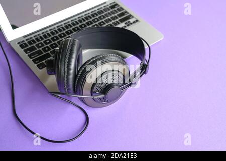 Cuffie sulla parte superiore del computer portatile. Spazio di copia. Foto Stock