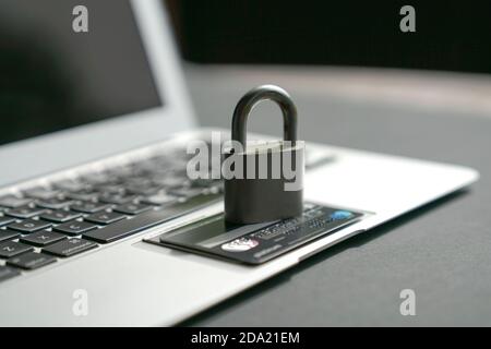 Lucchetto e carte di credito sulla tastiera del computer. Internet o concetto di sicurezza informatica. Foto Stock