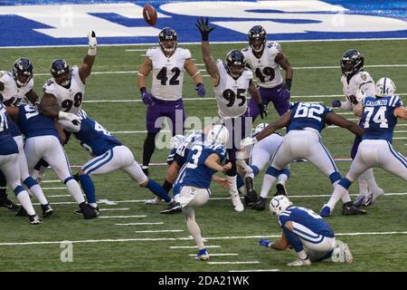 Indianapolis, Indiana, Stati Uniti. 8 Nov 2020. Indianapolis Colts kicker Rodrigo Blankenship (3) calcia un obiettivo di campo durante il gioco tra i Baltimore Ravens e gli Indianapolis Colts al Lucas Oil Stadium, Indianapolis, Indiana. Credit: Scott Stuart/ZUMA Wire/Alamy Live News Foto Stock