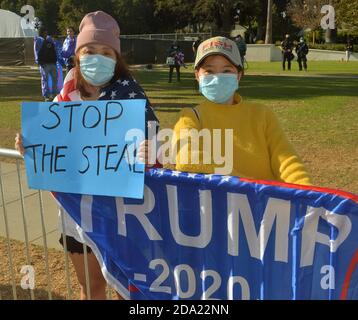 Beverly Hills, Stati Uniti. 8 novembre 2020. I sostenitori del presidente Donald Trump hanno una dimostrazione per protestare contro ciò che sostengono sia un 'Consiglio delle elezioni presidenziali a Beverly Gardens Park a Beverly Hills, California, domenica 8 novembre 2020. Mentre l’ex vice presidente Joe Biden ha ottenuto abbastanza voti elettorali per diventare presidente degli Stati Uniti, le razze in quattro stati sono rimaste troppo vicine a fare appello mentre i funzionari delle elezioni continuano a tabulare i voti. Foto di Jim Ruymen/UPI Credit: UPI/Alamy Live News Foto Stock