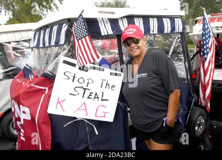 I villaggi, Stati Uniti. 8 novembre 2020. Denise Dire attende di partecipare a una sfilata di golf cart a sostegno del presidente degli Stati Uniti Donald Trump il giorno dopo che Trump ha perso le elezioni presidenziali degli Stati Uniti 2020 all'ex vice presidente Joe Biden. Prima della sfilata, i sostenitori cantavano canzoni patriottiche, pregavano per il signor Trump e raccolsero donazioni per le spese legali di Trump per contestare i risultati delle elezioni. Credit: SOPA Images Limited/Alamy Live News Foto Stock