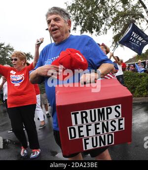 I villaggi, Stati Uniti. 8 novembre 2020. Steve Cutler ha una scatola di donazione per il presidente degli Stati Uniti Donald Trump in una sfilata di golf cart a sostegno del presidente il giorno dopo che Trump ha perso le elezioni presidenziali degli Stati Uniti 2020 all'ex vice presidente Joe Biden. Prima della sfilata, i sostenitori cantavano canzoni patriottiche, pregavano per il signor Trump e raccolsero donazioni per le spese legali di Trump per contestare i risultati delle elezioni. Credit: SOPA Images Limited/Alamy Live News Foto Stock