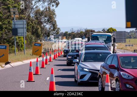 Melbourne Lockdown ha sollevato l'ultimo check point Lang Lang, fuori al paese finalmente lunghe code per la libertà, la pazienza ha avuto bisogno di Melburnian in movimento, Foto Stock