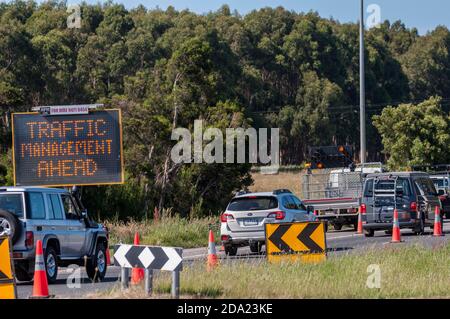 Melbourne Lockdown ha sollevato l'ultimo check point Lang Lang, fuori al paese finalmente lunghe code per la libertà, la pazienza ha avuto bisogno di Melburnian in movimento, Foto Stock