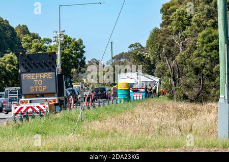 Melbourne Lockdown ha sollevato l'ultimo check point Lang Lang, fuori al paese finalmente lunghe code per la libertà, la pazienza ha avuto bisogno di Melburnian in movimento, Foto Stock