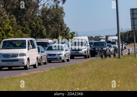 Melbourne Lockdown ha sollevato l'ultimo check point Lang Lang, fuori al paese finalmente lunghe code per la libertà, la pazienza ha avuto bisogno di Melburnian in movimento, Foto Stock