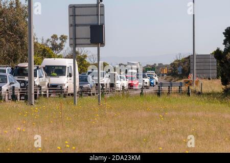 Melbourne Lockdown ha sollevato l'ultimo check point Lang Lang, fuori al paese finalmente lunghe code per la libertà, la pazienza ha avuto bisogno di Melburnian in movimento, Foto Stock