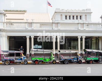 Taxi in tuk-tuk in attesa di passeggeri fuori dalla stazione ferroviaria di Hua Lamphong a Bangkok. Foto Stock