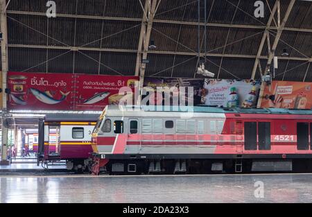 Treni espressi a lunga percorrenza pronti per la partenza alla stazione di Hua Lamphong a Bangkok, Thailandia. Foto Stock