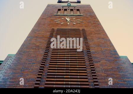 Mackay, Queensland, Australia - Novembre 2019: Vista prospettica bassa fino alla vecchia e iconica torre dell'orologio in mattoni sull'edificio che era l'ufficio postale Foto Stock