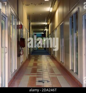 Mackay, Queensland, Australia - Novembre 2019: L'ingresso alle popolari sistemazioni per zaino in spalla necessita di rinnovo Foto Stock