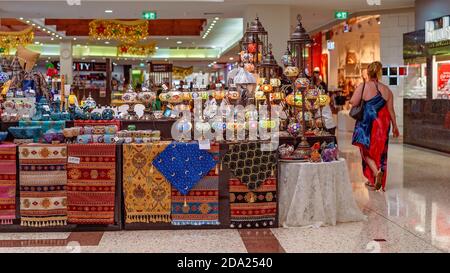 Mackay, Queensland, Australia - Dicembre 2019: Un negozio pop up nel Caneland Shopping Centre che vende lampade e tappeti orientali in vetro Foto Stock