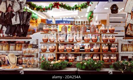 Mackay, Queensland, Australia - Dicembre 2019: Un negozio pop-up nel Caneland Shopping Centre che vende candele e articoli da regalo Foto Stock