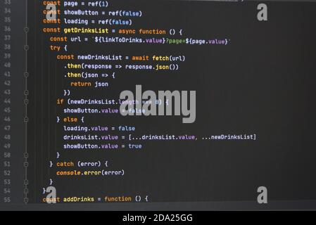 Il codice JavaScript del programma sullo schermo nero del computer. Il concetto di sito web, internet, sicurezza informatica, hacking e software. Foto Stock