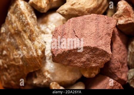 Raccolta di minerali e pietre in una ciotola. Foto Stock