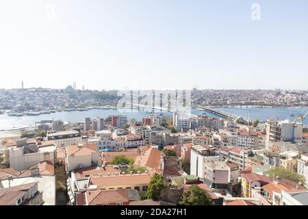 Vista aerea dalla Torre Galata di Istanbul, Turchia. Vista panoramica sul Corno d'Oro e sul ponte di Galata Foto Stock